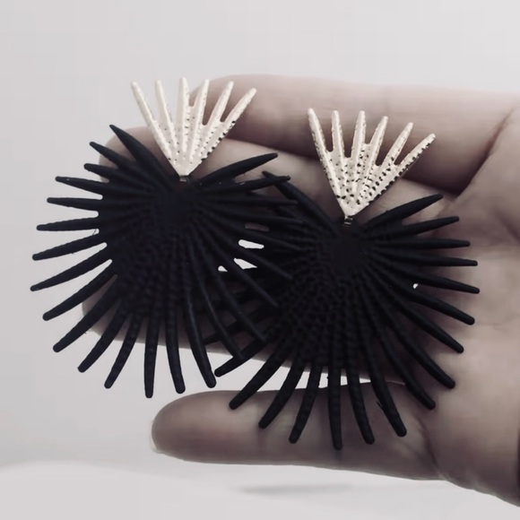 Zara “Radiance” Black Heart Crown Sunburst Sunbeam Sunray Regal Royal Earrings - Picture 9 of 9
